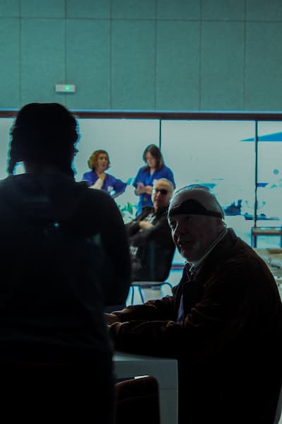 Sergio (Cristóbal) hablando con Miriam