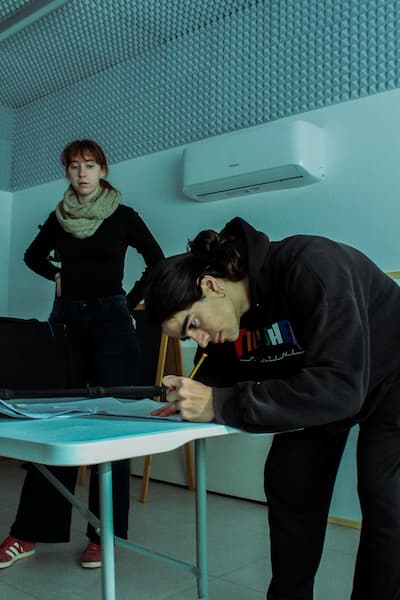 Juan haciendo anotaciones