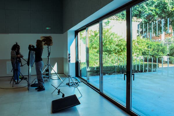 Emma y Alexandra montando focos y banderas