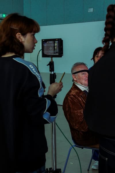 Laura esperando para grabar