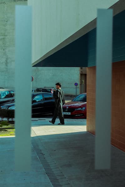 Marc Guillén hablando por teléfono