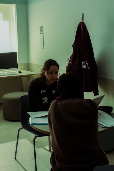 Sara y Jesse en una reunión de producción