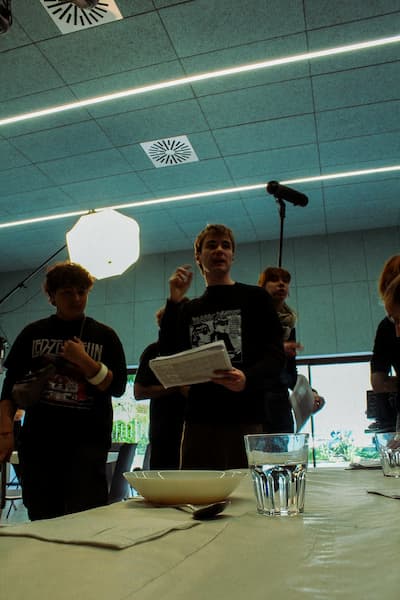 Marc Jaén dando indicaciones sobre el plan de rodaje