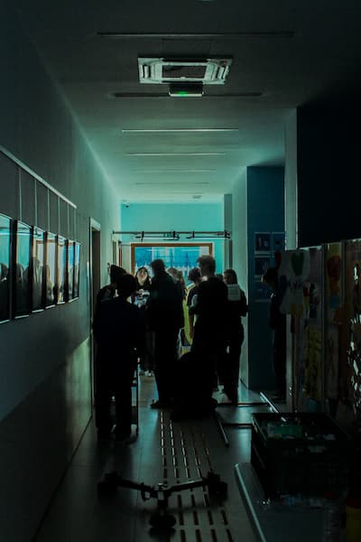 El equipo durante el rodaje de la escena del pasillo