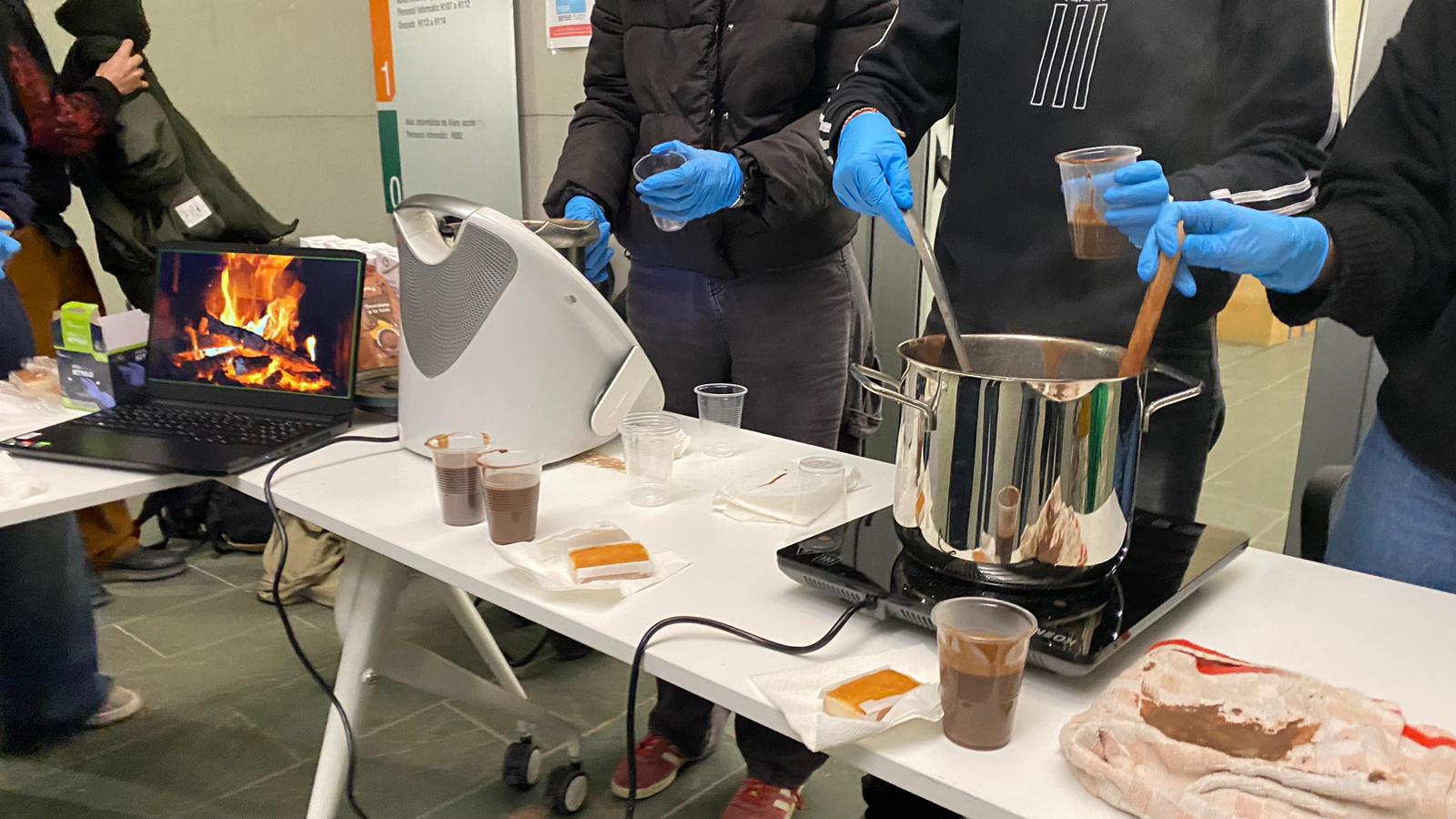 Fotografía del equipo preparando chocolate